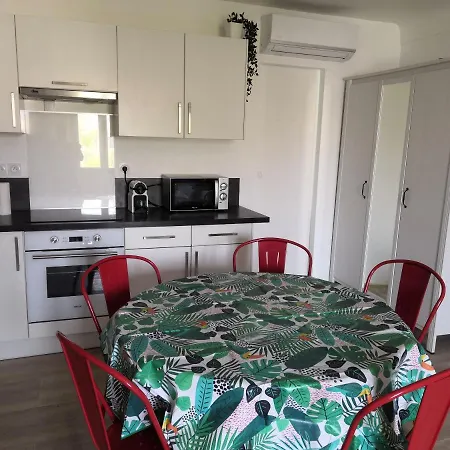 Spacieux Vieil Climatise 5 Minutes Plages Apartment