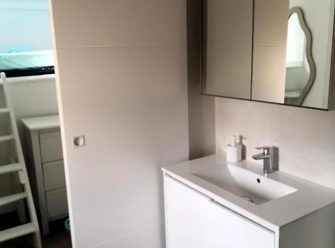 Spacieux Vieil Climatisé 5 Minutes Plages Appartement